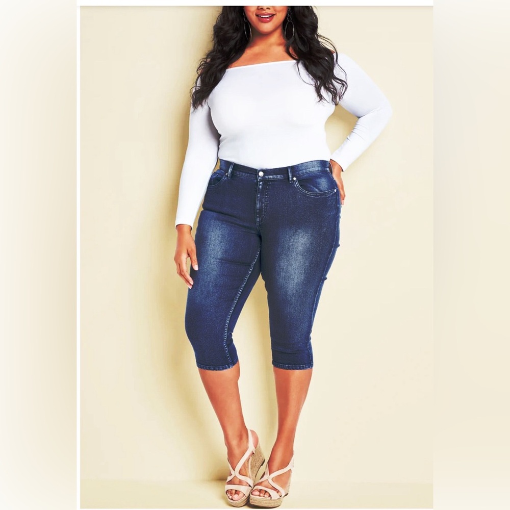 NWT - Venus Women's Blue Denim Capri Jeans (Dark Wash)